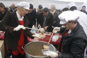 Saraybosna Osmanlı himayesindeyken 1640 yılında inşa edilen Hacı Sinan Tekkesi'nde aşure pişirme geleneği, Boşnaklar tarafından yaklaşık 400 yıldır sürdürülerek bugüne taşındı.