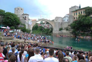 Geleneksel Mostar Köprüsü atlamaları